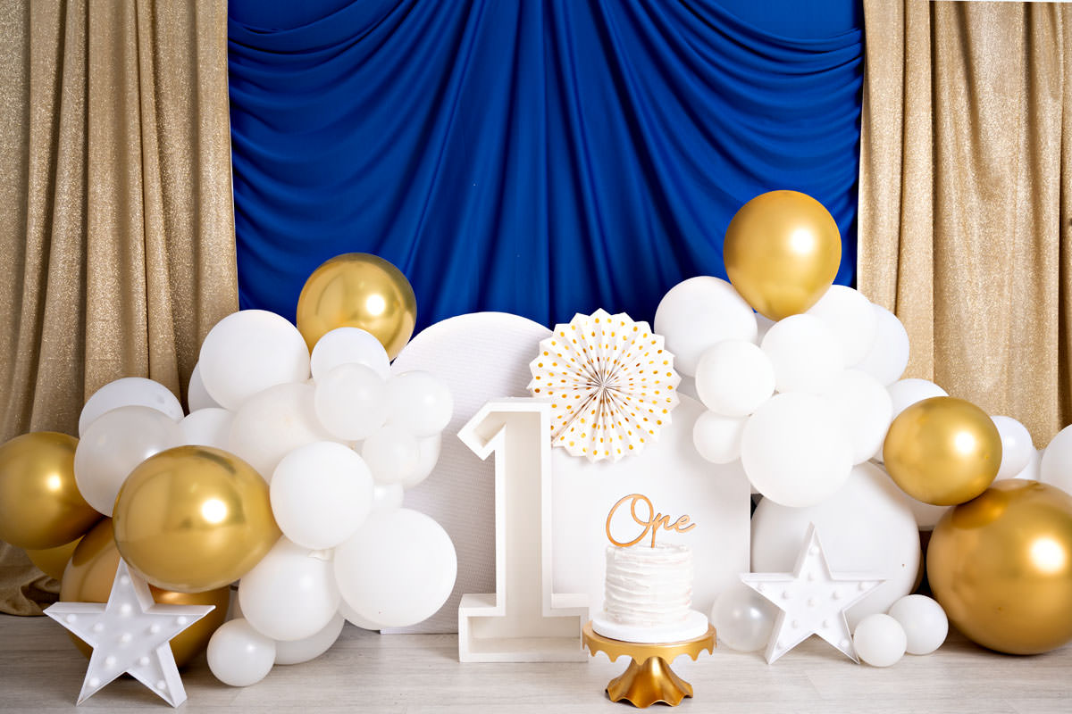 blue white gold cake smash ballons and fabric