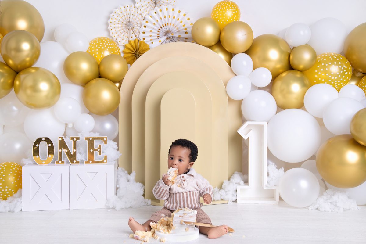gold white cake smash