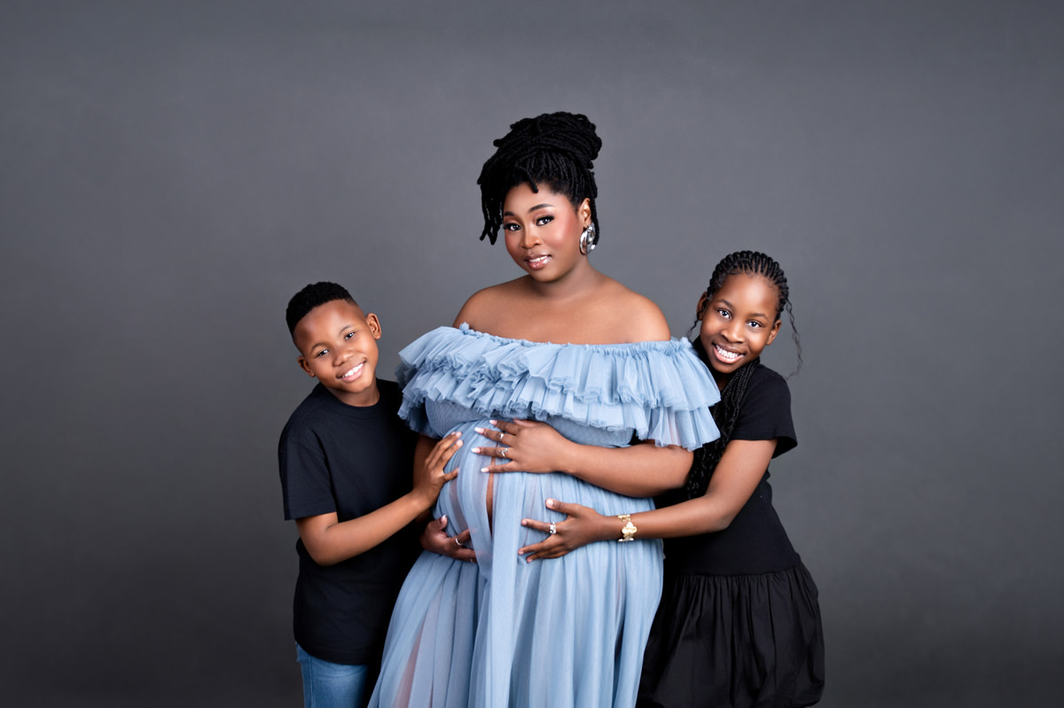 Maternity photo of a pregnant mom with her two children, symbolising family support during pregnancy in Pretoria North birth support services.