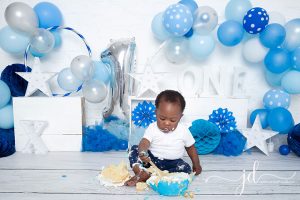 blue and white cake smash
