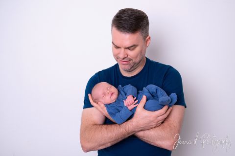 dad and newborn