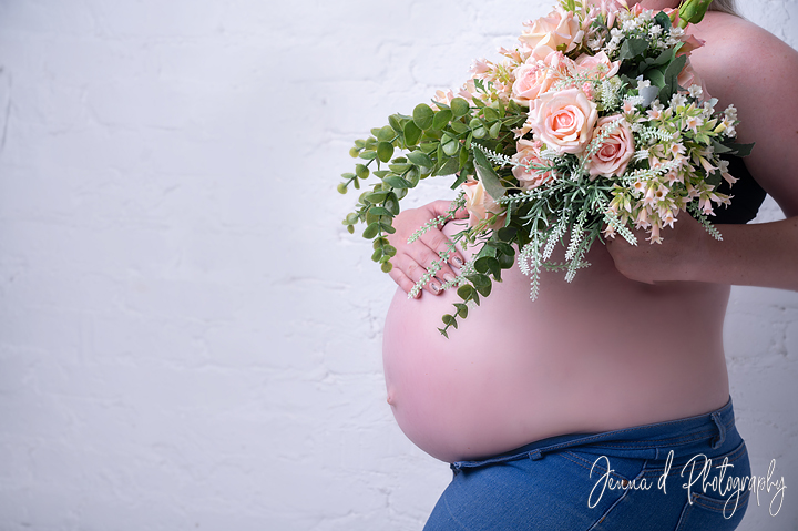 maternity tummy photos with bunch of flowers