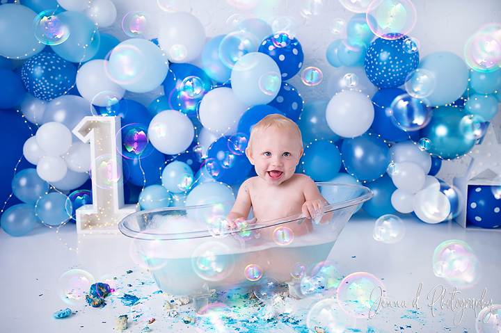 white and blue balloon wall cake smash photoshoot for a boy