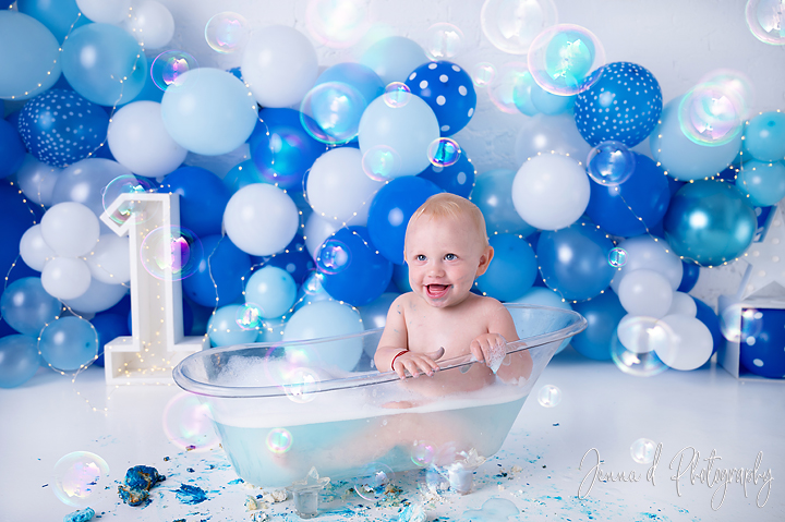 white and blue cake smash lots of balloons