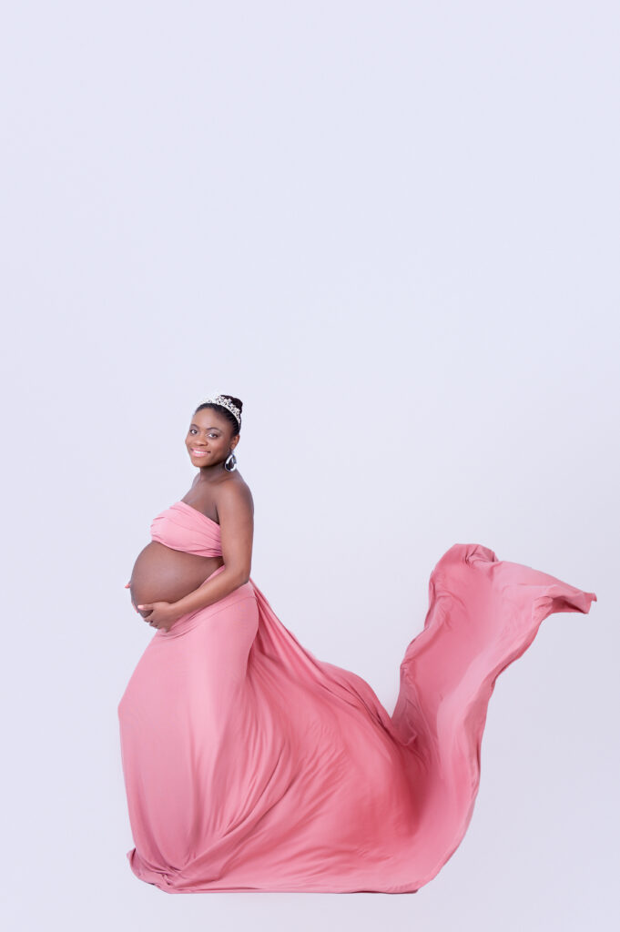 lady in maternity photo-studio