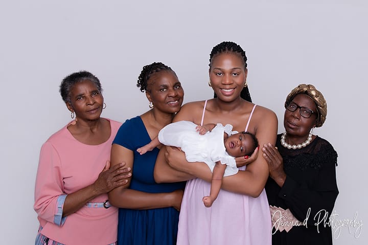 NEWBORN FAMILY PHOTOS MOM GRANDMAS